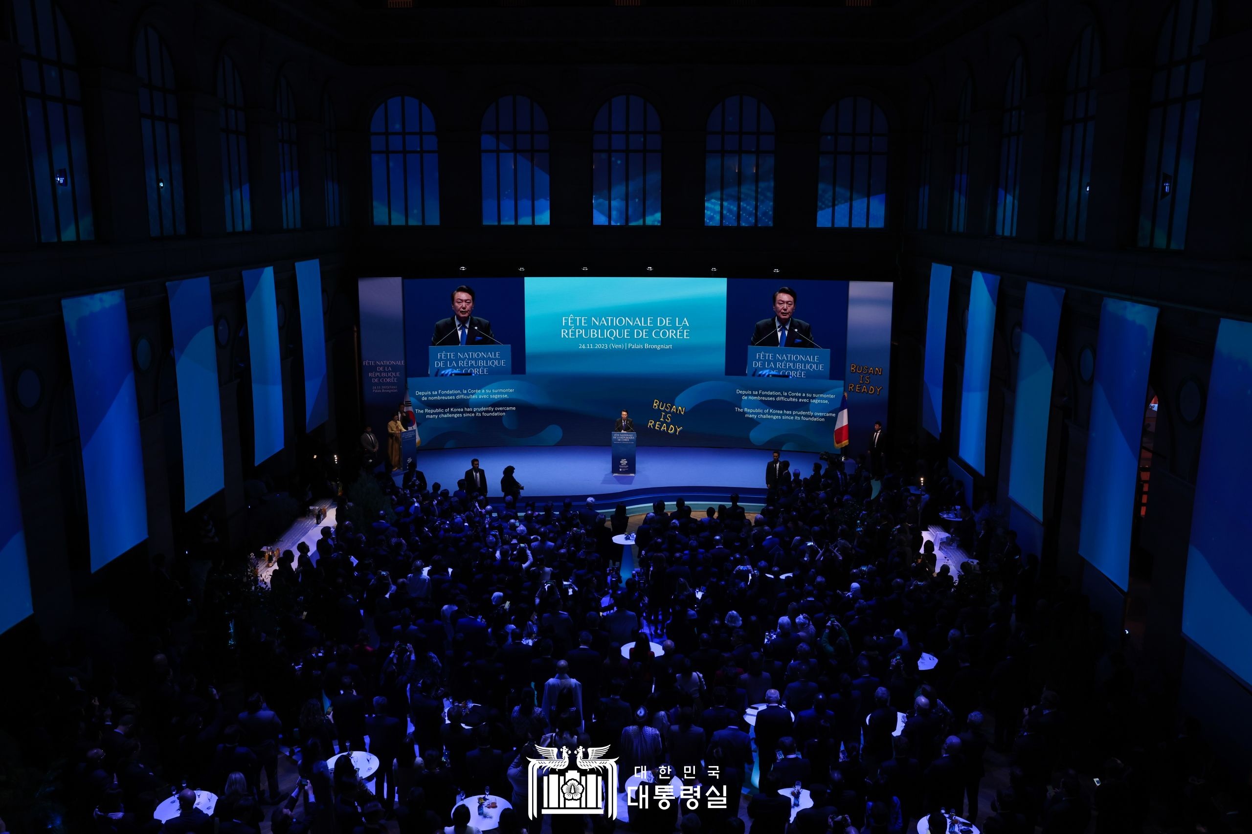 尹 대통령, 파리 개최 대한민국 국경일 리셉션 참석 https://www.president.go.kr/newsroom/press/HRqw4eeV @출처 대통령실 홈페이지 바로가기 · 윤석열 대통령, 파리 개최 대한민국 국경일 리셉션 참석 - 대통령, 글로벌 중추 국가로서의 역할 수행 의지 표명 - - 국제박람회기구(BIE) 각국 대표단에 부산엑스포 1대1 지지 당부 - - K-Culture, K-Food 등 한국 문화의 다채로운 매력 선보일 예정 - 윤석열 대통령 부부는 2030 부산세계박람회 유치 성공을 위한 프랑스 파리 방문 둘째 날 마지막 공식 일정으로 오늘(현지시간 11. 24, 금) 저녁 프랑스 파리의 브롱냐르궁(宮)에서 개최된 국경일 리셉션에 참석했습니다. 대통령의 방문은 올해 6월 국제박람회기구(BIE, Bureau International des Expositions) 4차 프레젠테이션 발표와 공식 리셉션 참석을 위해 프랑스 파리를 방문한 지 약 5개월 만에 이뤄진 재방문으로서, 정상이 1년에 한 국가를 두 번 방문하는 것은 매우 이례적인 일이며, 이는 2030 부산세계박람회 유치 성공에 대한 대통령의 강력한 의지를 단적으로 보여줬습니다. 이번 국경일 리셉션은 2030 부산세계박람회 주제이기도 한 “세계의 대전환, 더 나은 미래를 향한 항해(Transforming Our World, Navigating Toward a Better Future)”를 테마로 준비되었으며, 프랑스 측의 주요 인사들과 재외 동포, 각국의 대사 및 BIE 회원국 대표를 포함한 파리 주재 외교단 등 총 600여 명의 인사가 참석했습니다. 대통령 부부는 국경일 리셉션에 참석하여 우리 동포 등과 함께 개천절의 의미를 되새기며 축사를 통해 “단군이 2,333년 한반도에 처음 나라를 세운 이래 일제 강점, 6·25전쟁을 포함한 많은 역경이 있었지만, 이를 슬기롭게 극복”했다면서 이러한 소중한 경험을 바탕으로 “대한민국은 글로벌 중추 국가로서 세계의 평화와 번영에 기여하는 글로벌 책임 국가의 역할을 적극 수행할 것”이며, “2030 부산 세계박람회를 통해 인류의 연대에 앞장서겠다”는 우리의 강한 의지, 비전을 역설했습니다. 한편, 대통령 부부는 11월 28일 BIE 총회 계기 있을 2030년 세계박람회 개최지 선거에서 직접 투표를 하게 되는 각국 BIE 대표들을 대상으로 막판 유치 교섭을 실시했습니다. SK, 삼성, 현대차, LG, 롯데 등 5대 그룹을 포함한 재계 주요 인사들 또한 리셉션에 총출동하여 ‘코리아 원팀’으로 BIE 회원국들을 대상으로 한 총력 지지 교섭에 함께 나섰습니다. 나아가 이번 국경일 리셉션에서는 동북아 물류거점이자 한국의 경제성장을 이끈 부산이 가진 차별화된 강점뿐만 아니라 한국의 음식과 음악, 전통문화 등 한국의 매력을 소개하여 투표 직전 BIE 대표들에게 최적의 박람회 개최지로서 한국의 부산을 각인시키는 좋은 기회가 되었습니다. 이번 프랑스 파리 순방은 국제박람회기구(BIE) 총회를 얼마 남겨놓지 않은 시점에 실시된 최고위급의 전격적인 유치 교섭 활동으로, 입장을 정하지 못한 다수의 회원국들의 표심 향방에도 상당한 영향을 미칠 것으로 평가되며, 우리 정부는 이런 모멘텀을 총회 투표 시점까지 살려 유치에 성공할 수 있도록 남은 기간도 최선을 다해 나갈 계획입니다. "부산 세계박람회를 가장 혁신적이고 포용적인 엑스포로 만들 것...여러분들의 따뜻한 관심과 지지를 요청" 2023.11.24 "부산 세계박람회를 가장 혁신적이고 포용적인 엑스포로 만들 것...여러분들의 따뜻한 관심과 지지를 요청" 썸네일 국경일 리셉션 축사 내외 귀빈 여러분, 대한민국 국경일 리셉션에 이렇게 함께 해주셔서 감사합니다. 오늘 여러분을 이렇게 뵙게 되어 매우 반갑습니다. 개천절은 우리 한민족의 시조라 일컬어지는 단군이 기원전 2333년 한반도에 처음으로 나라를 세운 것을 기리는 날입니다. 대한민국은 건국 이래 많은 어려움을 국민들의 땀과 헌신, 그리고 국제사회의 지원에 힘입어 슬기롭게 극복해왔습니다. 1950년 공산 침략을 받아 나라의 운명이 위태로웠지만 우리의 군과 국민의 자유수호 의지, 그리고 미국, 영국, 프랑스를 비롯한 유엔군의 도움을 받아 공산군을 물리치고 나라를 지켜냈습니다. 우리의 자유를 지켜냈습니다. 전쟁의 폐허를 딛고 눈부신 경제성장과 민주화를 이뤄내면서 세계 최초로 원조를 받던 나라에서 원조를 주는 나라가 됐습니다. 자유 민주주의와 시장경제를 꽃 피워온 대한민국은 이제 자유와 연대의 국정기조 아래 국제사회에 책임 있게 기여하고자 합니다. 오늘날 세계 각 지역의 분쟁과 분열은 국제사회의 평화를 위협하고 있습니다. 또한 기후 위기와 에너지 위기는 인류의 지속가능한 성장의 크나큰 도전과제를 던지고 있습니다. 대한민국은 자유, 인권, 법치의 보편적 가치를 수호하고 세계의 평화와 번영에 기여하는 글로벌 책임국가의 역할을 적극적으로 수행하고자 합니다. 우리 모두가 함께 도전에 맞서 미래를 준비해야 합니다. 평화를 함께 지켜내면서 약자를 보듬고 나눔을 실천해야 합니다. 대한민국은 글로벌 중추국가로서 2030년 부산 세계박람회를 통해 이러한 인류의 연대에 앞장서겠습니다. 귀빈 여러분, 19세기 중반 세계박람회가 시작된 이후 프랑스는 지금까지 모두 9차례 박람회를 개최하면서 산업과 문화의 진보를 선도해왔습니다. 1878년 파리 박람회에서는 에디슨의 축음기와 전구가 첫 선을 보였습니다. 1889년 또 파리 박람회에서 등장한 에펠탑은 프랑스의 상징이자, 인류의 자랑스러운 유산입니다. 이제 한국은 새로운 혁신을 선도하고 인류의 지속가능한 성장에 기여하는 2030년 부산 세계박람회를 개최하고자 합니다. 부산은 1950년 11월 프랑스군이 대한민국의 자유를 지키기 위해 달려와서 상륙했던 바로 그 항구가 있던 곳입니다. 부산은 6·25 전쟁 당시 공산군의 침략으로부터 나라의 주권을 수호하는 최후의 보루였습니다. 피난민으로 넘쳐나던 부산은 전쟁의 폐허를 딛고 원자재 수입과 상품 수출의 전진 기지 역할을 하면서 대한민국의 새로운 성장과 번영을 이끄는 어머니의 탯줄과도 같은 역할을 했습니다. 이제 유라시아 대륙과 태평양을 연결하는 관문인 국제항구 도시 부산에서 2030년 세계박람회를 개최함으로써 그동안 대한민국이 국제사회로부터 받은 도움을 돌려드리고자 합니다. 국가 간 격차를 줄이고 인류의 지속 가능한 번영의 토대를 만들어 내고자 하는 것이 부산 엑스포의 정신이자 비전입니다. 부산 세계박람회를 가장 혁신적이고 포용적인 엑스포로 만들기 위해 최선을 다하겠습니다. 2030년 부산 세계박람회가 미래 세대를 위한 화합과 연대의 플랫폼이 될 수 있도록 이 자리에 계신 여러분들의 따뜻한 관심과 지지를 요청합니다. 부산은 이미 여러분과 함께 할 준비가 됐습니다. Busan is ready! 감사합니다.